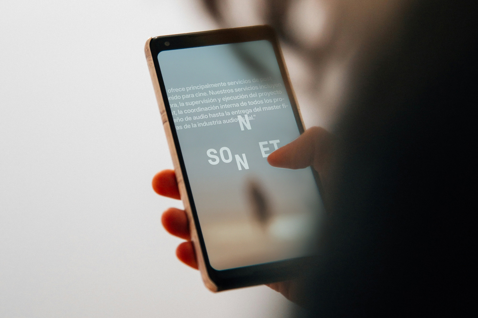 Sonnet-Mockup-Cel-A2